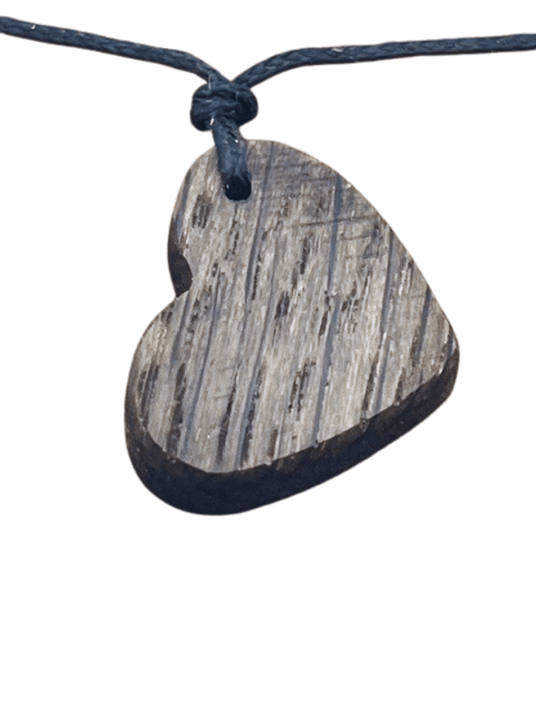 Hjertesmykke i mørkt tre – Kenosis Jewelry