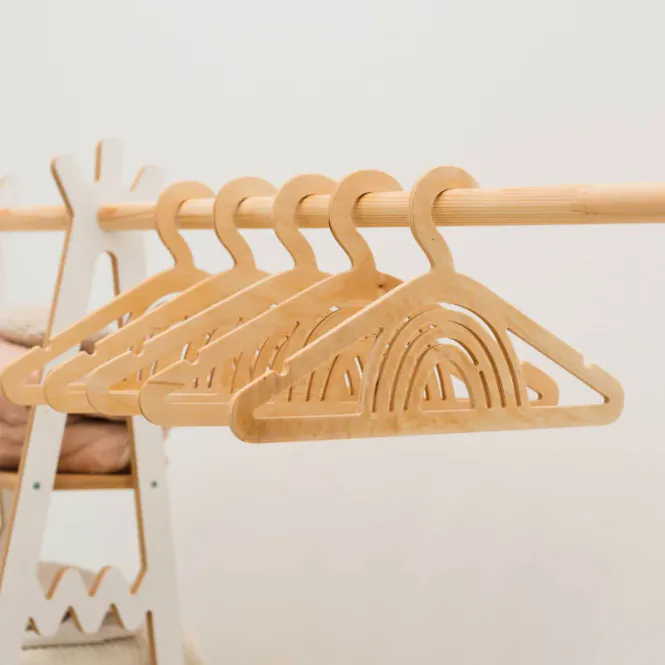 Hovedbilde Barnekleshengere i Tre – Sett med 10 | ...