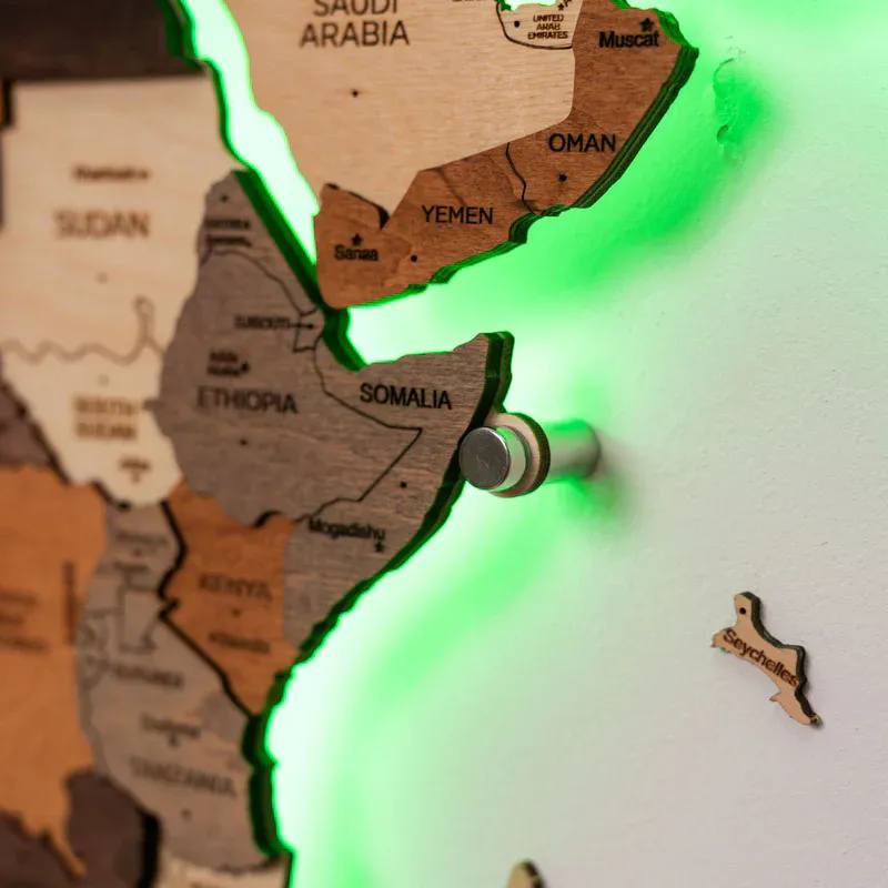 3D LED Verdenskart i Tre Multicolor – World Map 3.0 Enjoy The Wood